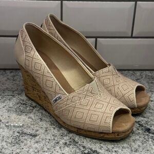 TOMS Women's Beige Geometric Pattern Peep Toe Wedge Shoes Size 8.5 Neutral Cream